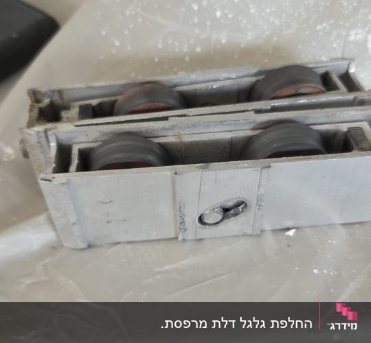 גלגלים למערכת תריסים על משטח עבודה